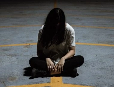 Γιατί τα θύματα σεξουαλικής κακοποίησης συνεχίζουν τις επαφές με τον δράστη; Τι λένε οι διάσημοι που κακοποιήθηκαν;